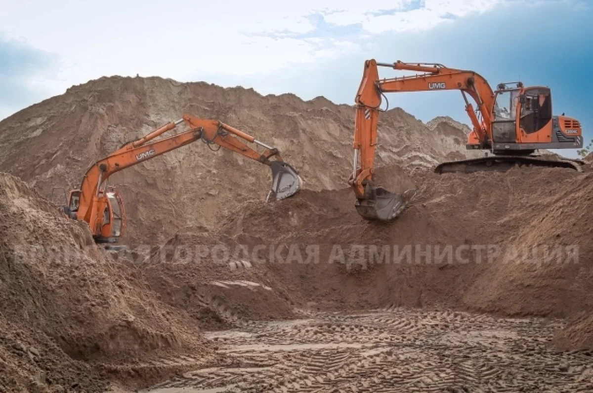 Дорожники Брянска запасли 2000 кубометров соли и 28800 кубометров песка