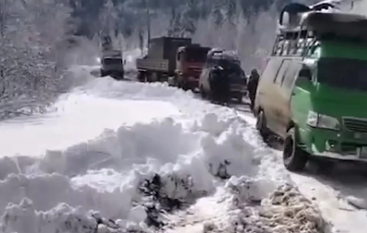 Снег и гололедица осложнили движение на севере Хабаровского края