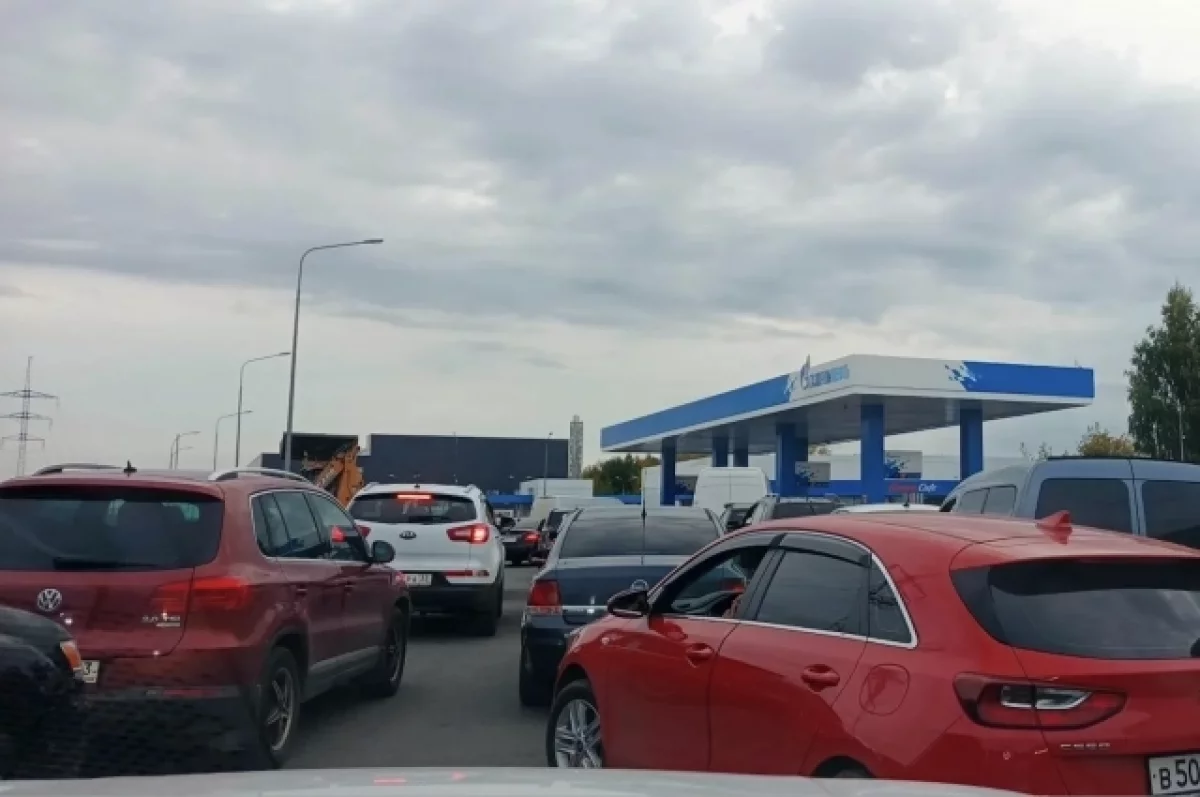 Волгоградцы часами стоят в очередях за бензином