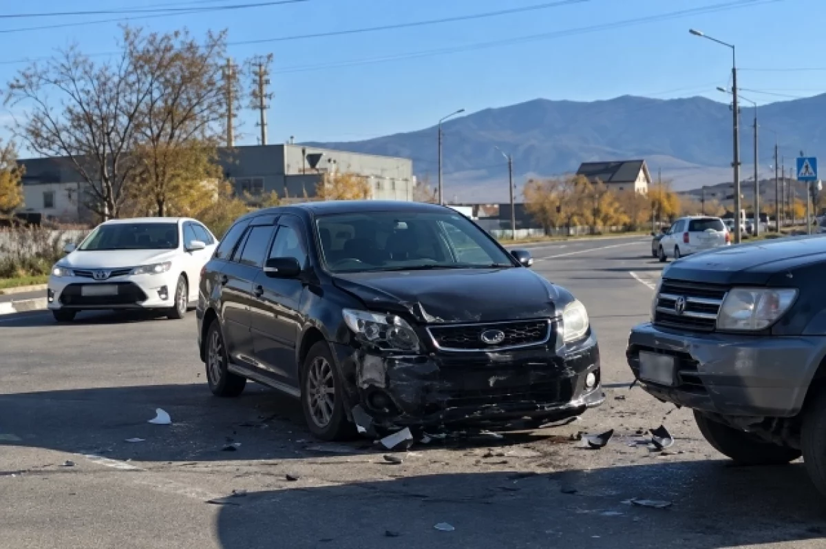 Две Toyota столкнулись на перекрёстке в Южно-Сахалинске