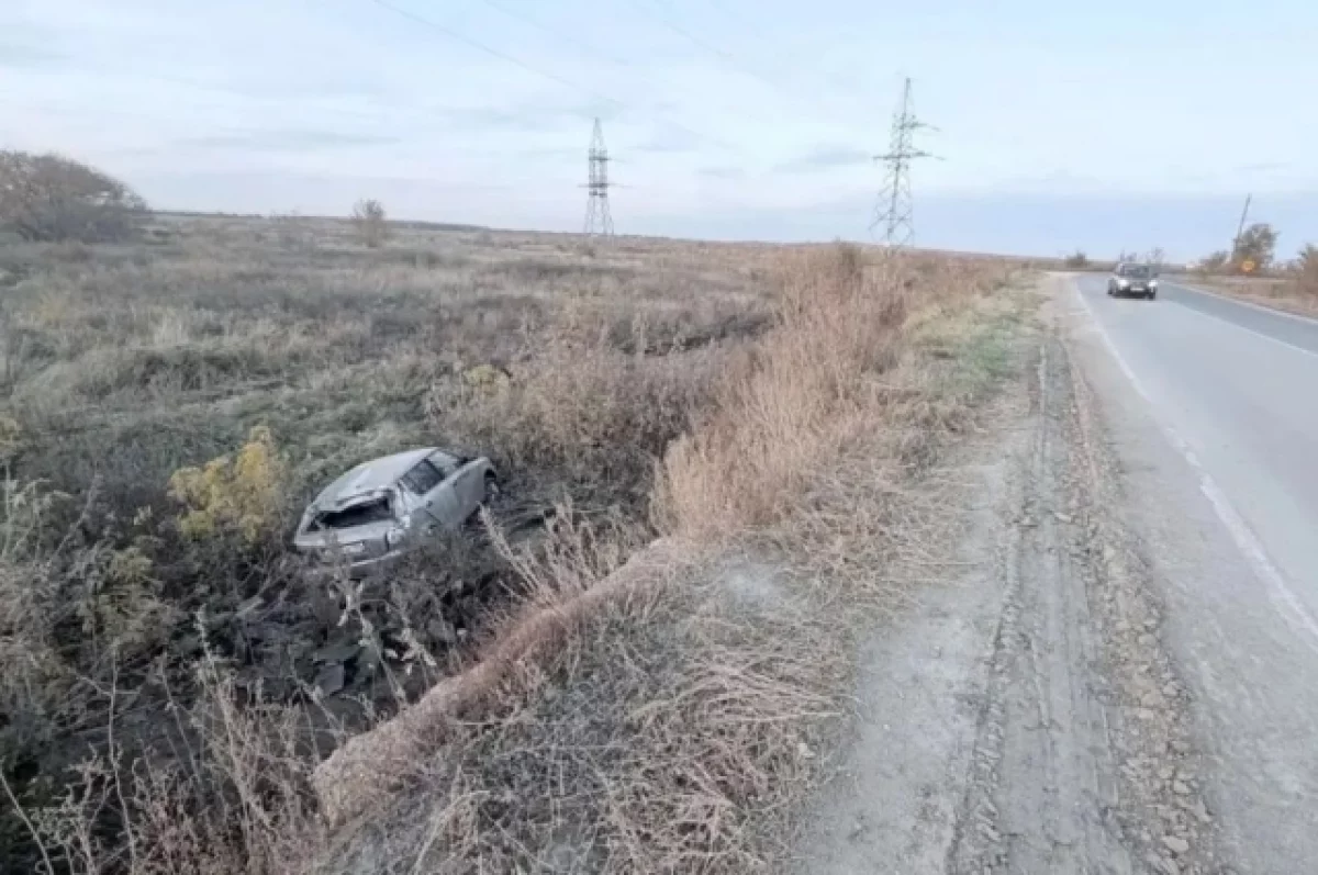В Оренбурге автомобиль опрокинулся в кювет, пострадал подросток