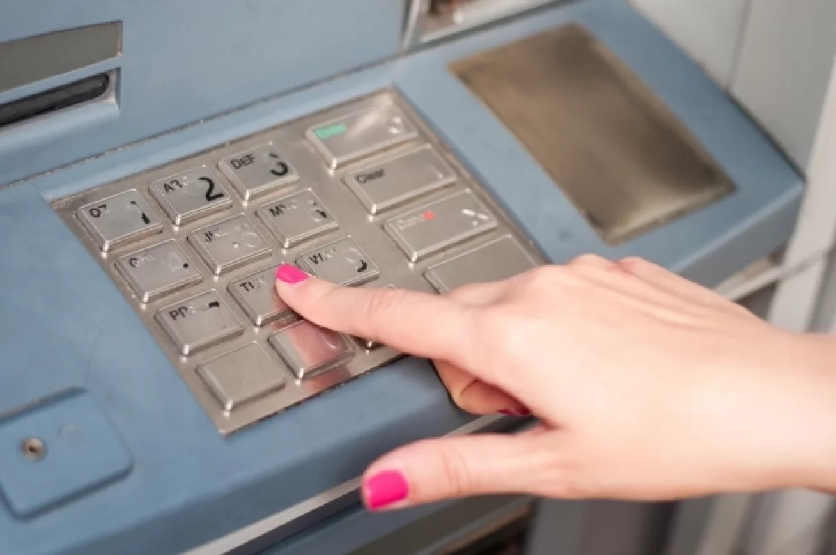 В Перми пенсионерка украла 10 тысяч рублей из купюроприёмника банкомата