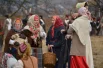 Местные жители, спешащие покинуть место будущих боёв.