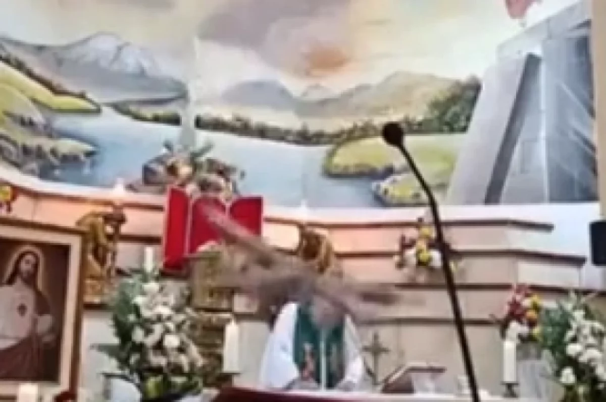 Священник погиб после падения креста во время службы