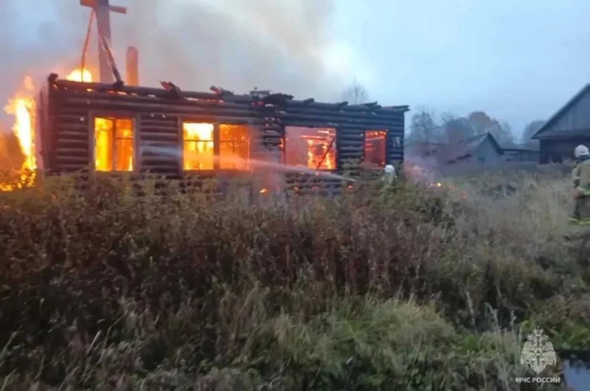 По вине неизвестных сгорел большой дом в Тверской области