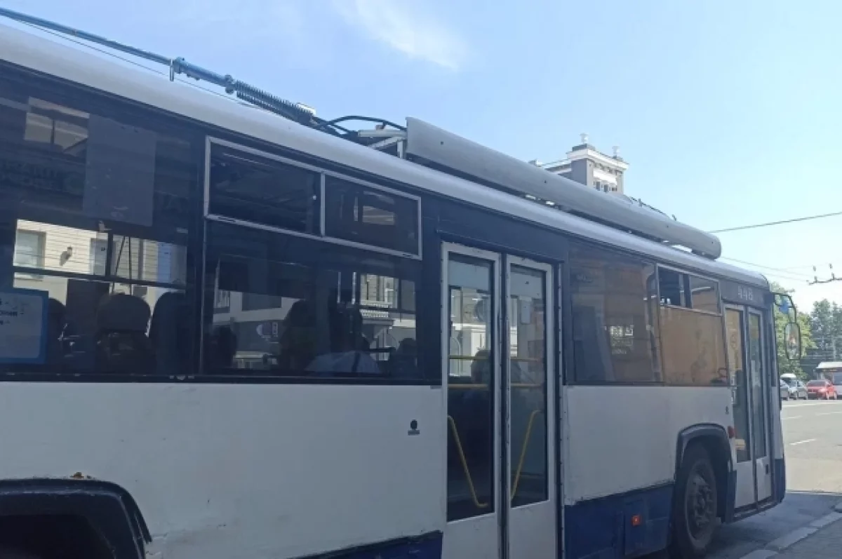 На площади Лепсе в Кирове из-за обрыва троллейбусной сети застрял транспорт