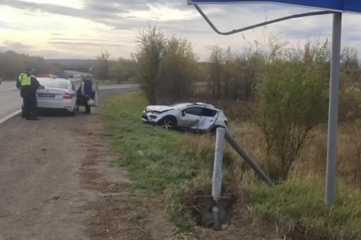 Под Тольятти Renault снёс дорожный знак и перевернулся