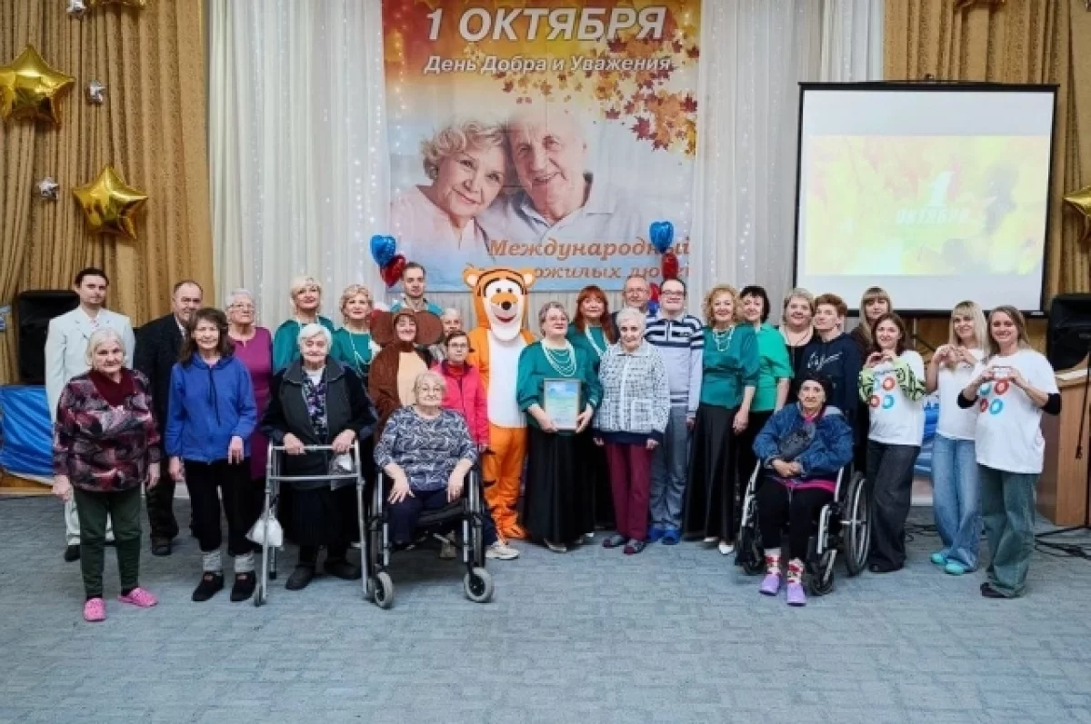 Омская клиника подарила фотокамеру Куйбышевскому дому-интернату