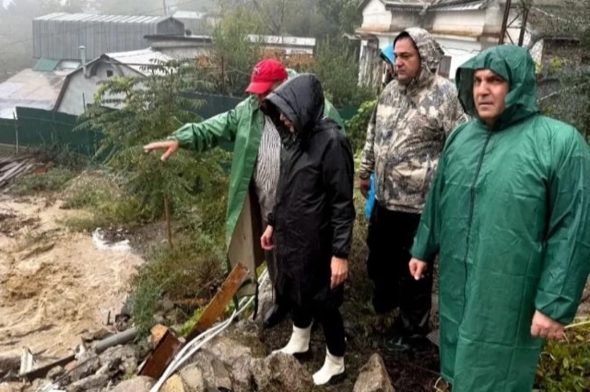 В Ялте за сутки поступило более тысячи обращений из-за шторма