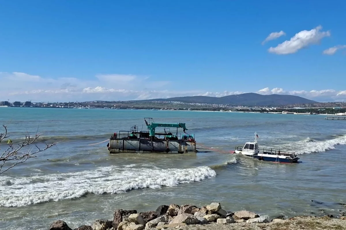 Под Геленджиком судно село на мель после шторма