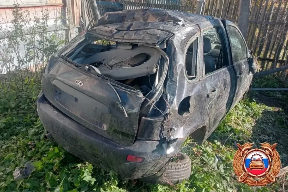 Под Тверью автоледи превратила Lada в груду металла, слетев с дороги