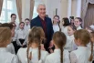 Собянин встретился с юными талантами в большом концертном зале усадьбы. Это помещение по праву входит в число лучших камерных залов столицы, и теперь здесь снова будут выступать и  ученики, и профессиональные музыканты.