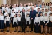 Мэр Москвы и народный артист СССР Юрий Башмет на памятном фото с преподавателями и воспитанниками двух старейших детских художественных учреждений столицы. Модернизация здания бывшей Поливановской гимназии стала частью масштабной городской программы, в рамках которой в Москве реконструировали уже 160 школ искусств.