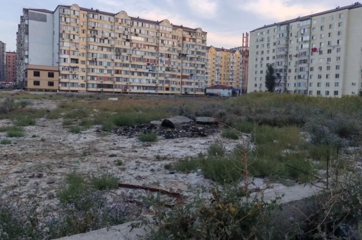 Жители Каспийска снова просят мэрию привести в порядок пустырь