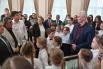 Мэр Москвы пообщался с воспитанниками и педагогами детской музыкальной школы имени В.И. Мурадели, которая делит усадьбу с художественной школой уже более 70 лет. После комплексной реконструкции здания для 1200 учащихся созданы максимально комфортные условия, а в учебные классы завезли  новые высококлассные инструменты.