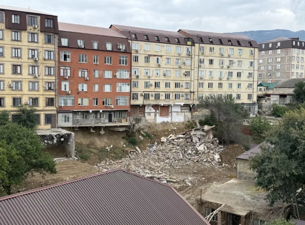 Как выглядит место упавшего дома в Махачкале спустя полгода