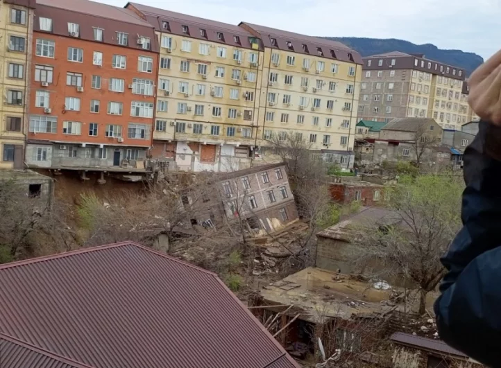 Вот так выглядел рухнувший дом полгода назад.