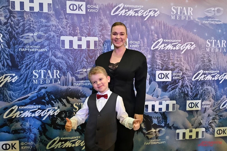 Светлана Колпакова с сыном на премьере фильма.