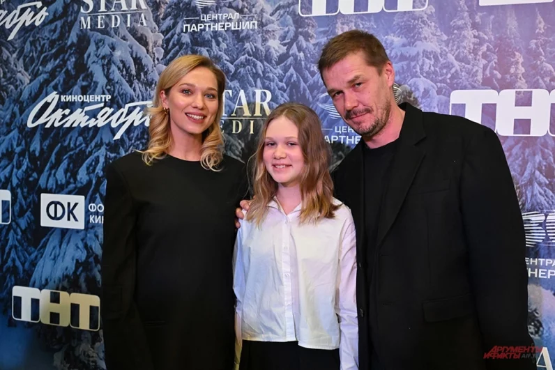 Ксения Теплова и Артём Быстров с дочерью на премьере фильма «Морозко».
