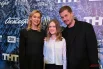 Ксения Теплова и Артём Быстров с дочерью на премьере фильма «Морозко».
