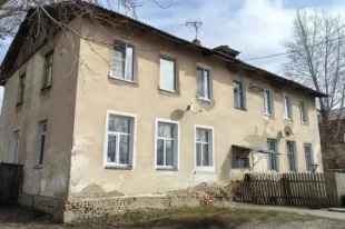 В Омске расселят аварийный дом в поселке Береговом