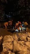 Проведена расчистка 2-х улиц от крупного мусора и камней, также создано 2 временные дамбы, использовано 295 мешков с песком.