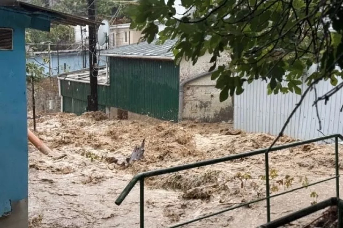 В Кореизе эвакуировали пенсионера через крыши из-за потопа на улице