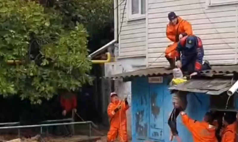 Десятилетнюю школьницу спасали при помощи веревочной переправы.