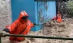 Коммунальные службы и спасатели сейчас работают в усиленном режиме по всему региону.