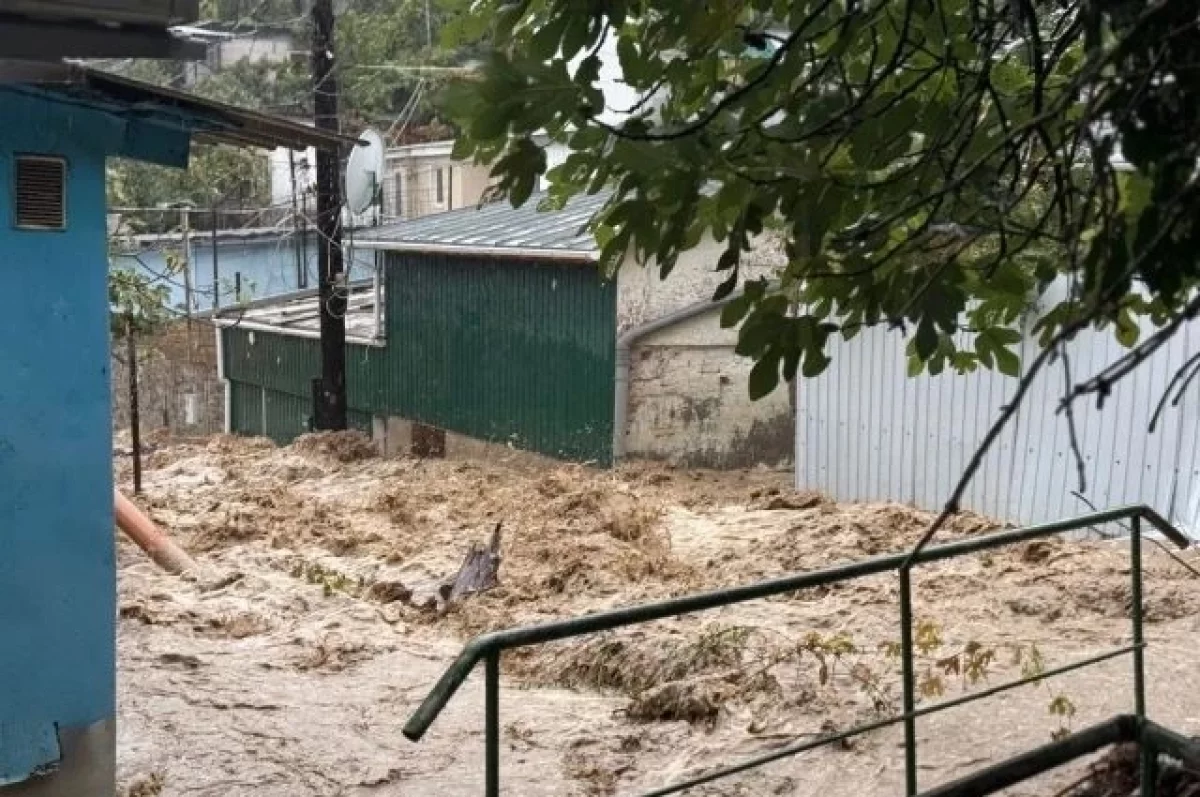 Шторм в Крыму: режим ЧС, улицы в воде, эвакуация