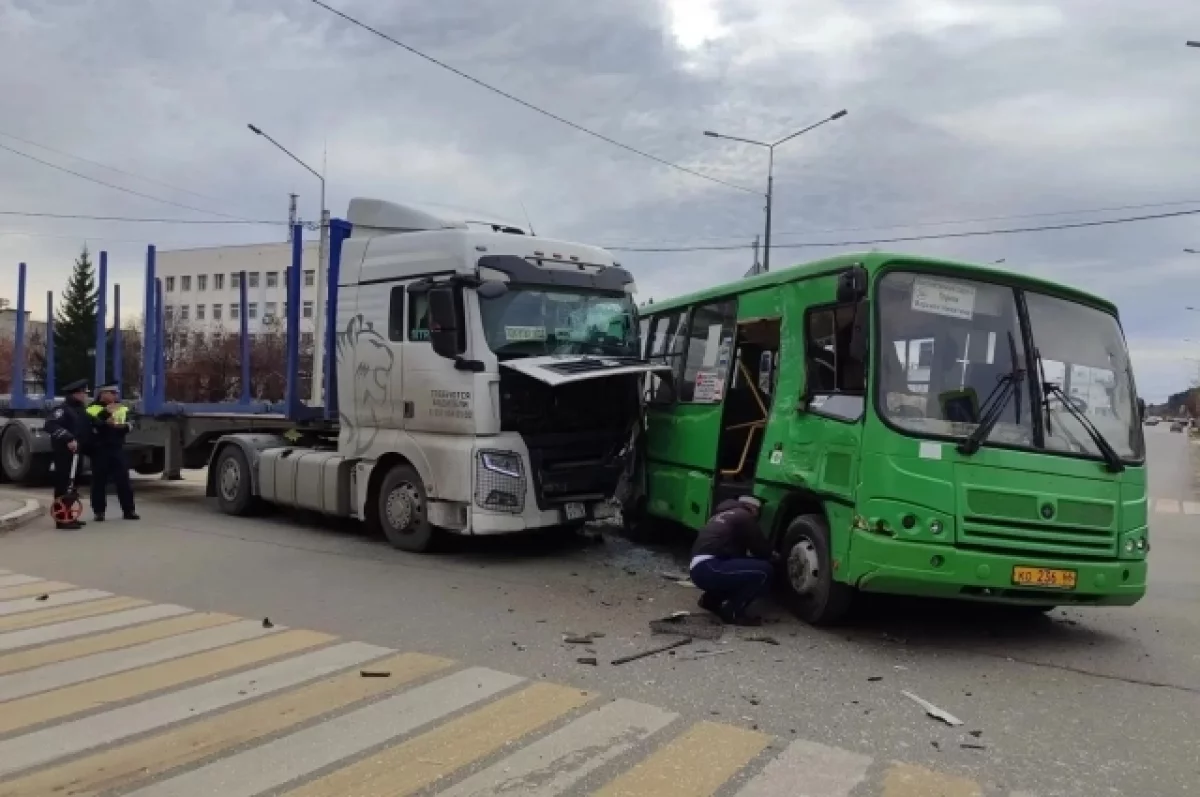 Три человека получили травмы в ДТП с автобусом и грузовиком в Красноуфимске