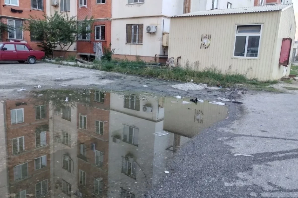 Дети вынуждены проходить полосу препятствий из-за огромной лужи в Дагестане