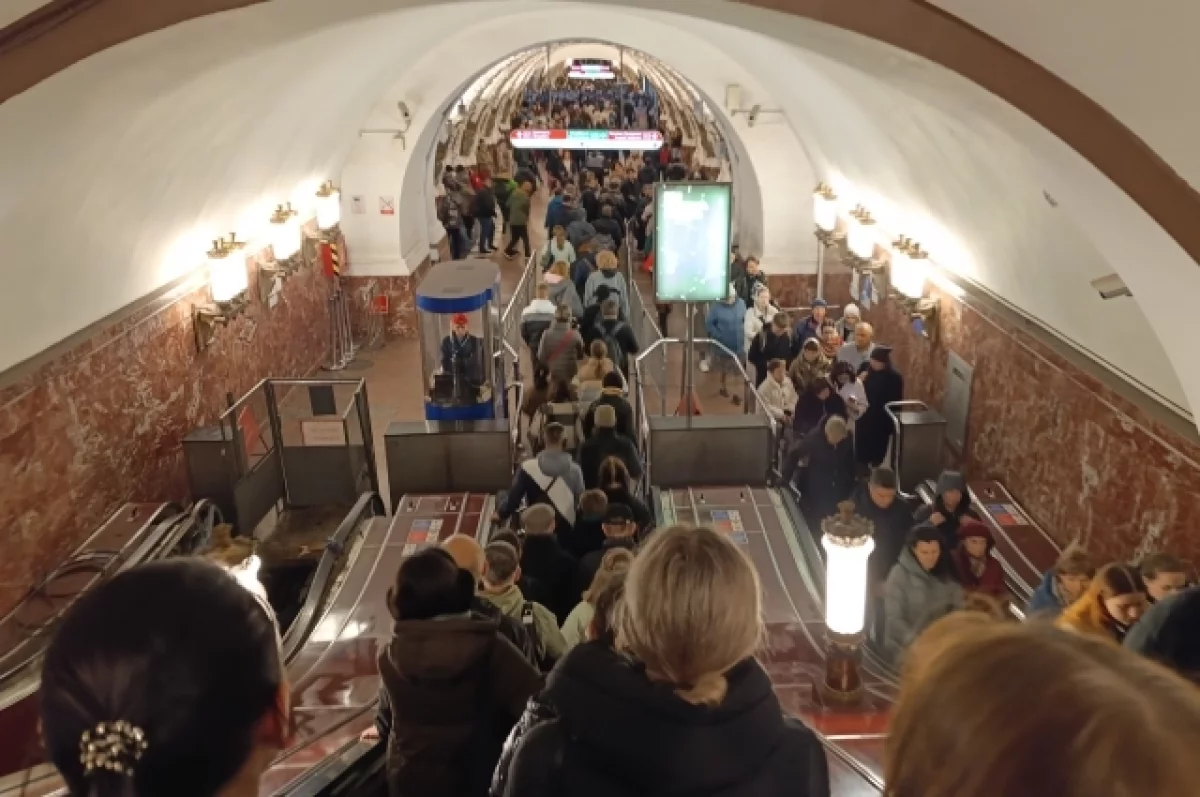 Более 100 жителей Петербурга укрылись в метро во время отражения атаки
