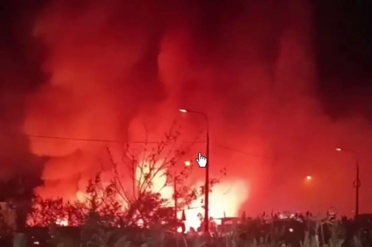 В Волгограде огонь подобрался к заправке на юге города