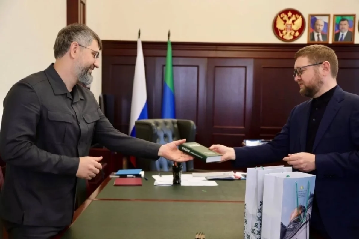 В Дагестане муфтий Москвы подарил перевод Корана Магомеду Рамазанову