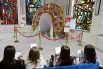 На выставке представлен Царь-кокошник: его сделали вручную 116 участников проекта «Московское долголетие». На создание кокошника  ушло более 200 часов работы, 18 тысяч бусин и 200 метров хлопкового шнура.