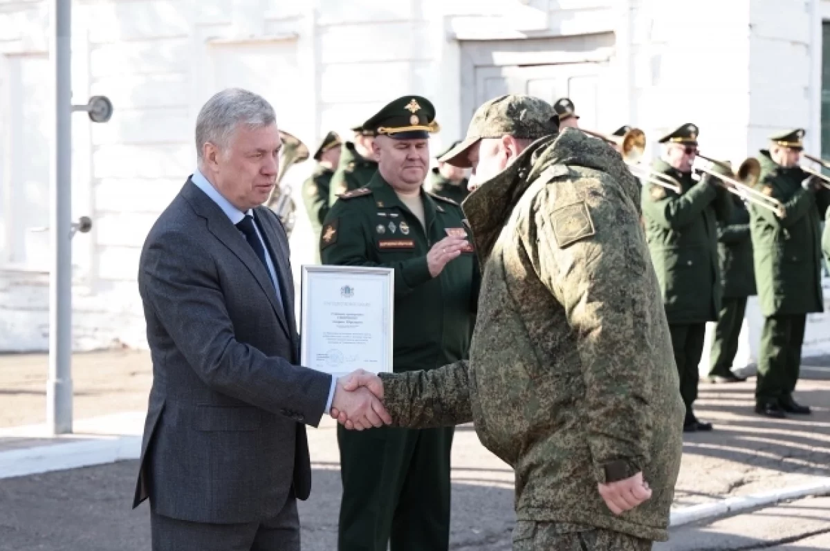 Алексей Русских вручил награды военным связистам