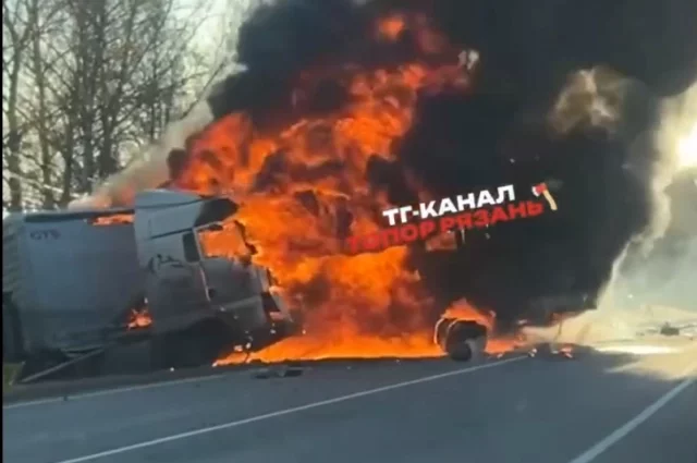Обе машины после жесткой аварии полностью сгорели. 