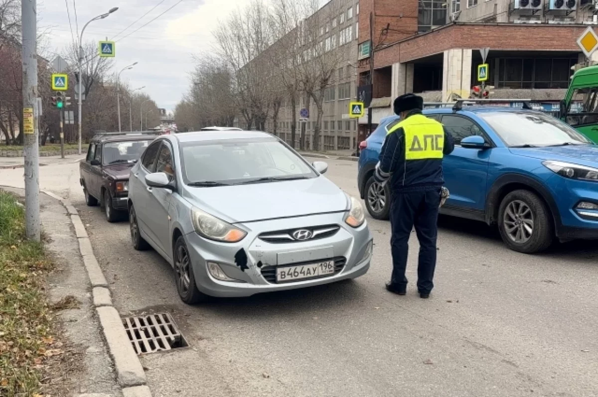 В Екатеринбурге водитель иномарки наехала на 15-летнюю девочку на тротуаре