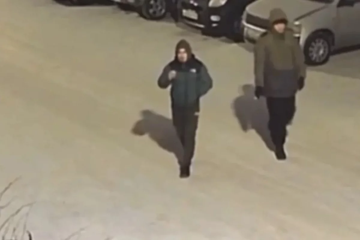 В Иркутске разыскивают подозреваемых в угоне машины и мотоцикла с парковки