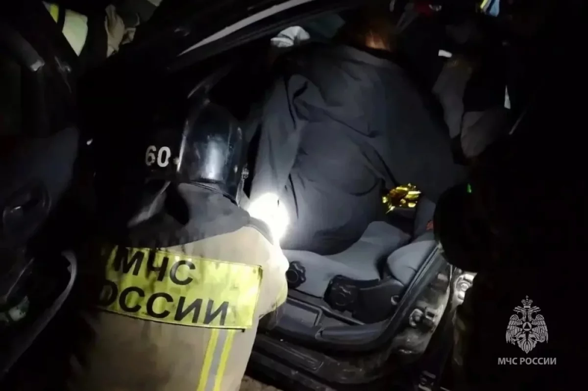 На трассе Челябинск — Екатеринбург извлекли зажатую в машине девушку