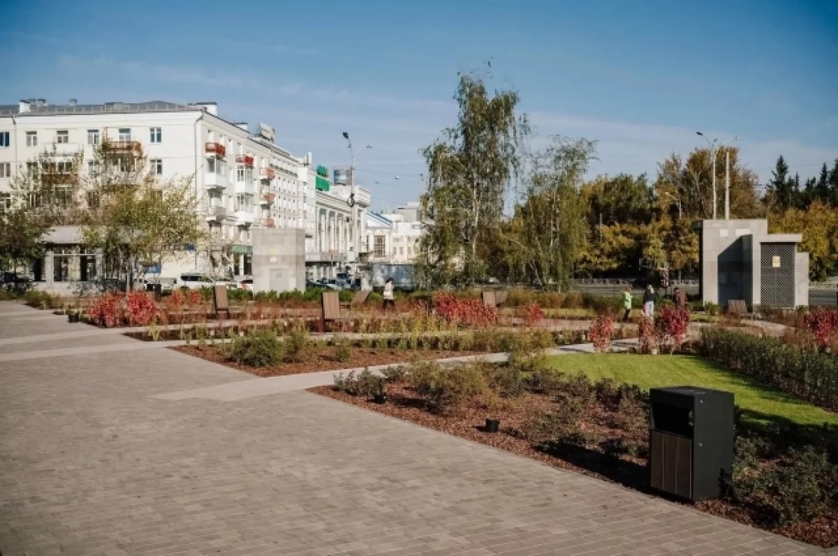 В Екатеринбурге завершили благоустройство сквера возле УрГЭУ