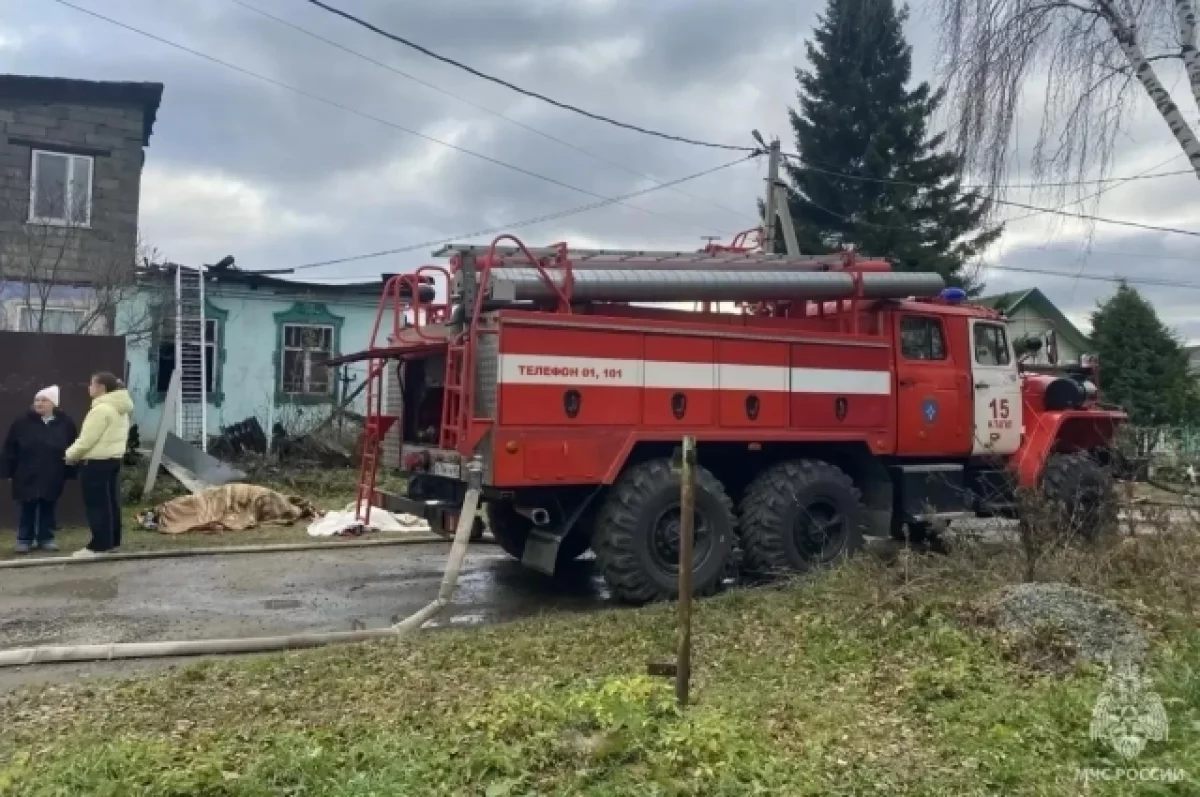 Два человека погибли при пожаре в частном доме в Нижнем Тагиле
