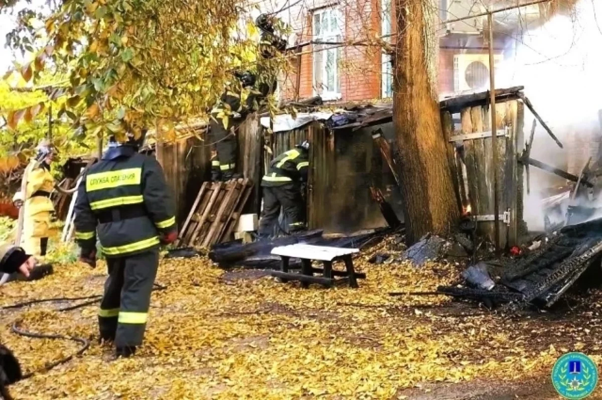 Спасатели помогли огнеборцам МЧС потушить пожар в гостинице «Барселона»