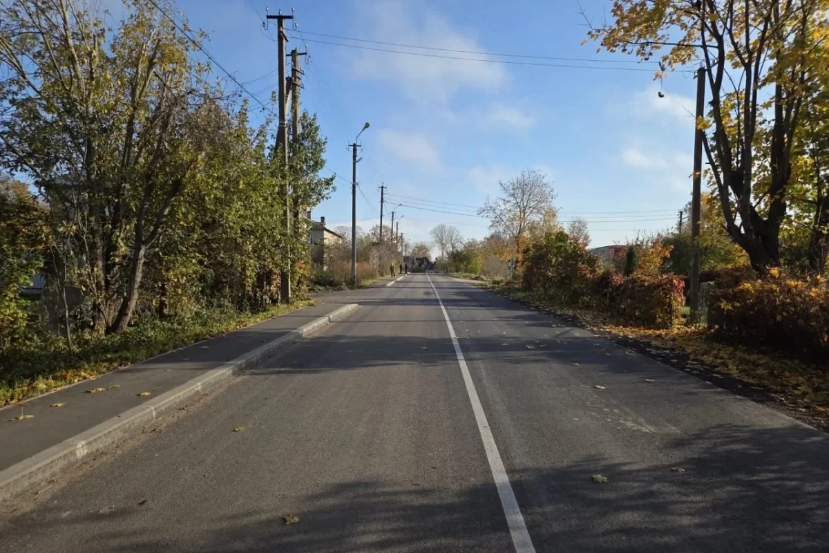 На псковской трассе впервые уложили асфальт с резиновой крошкой