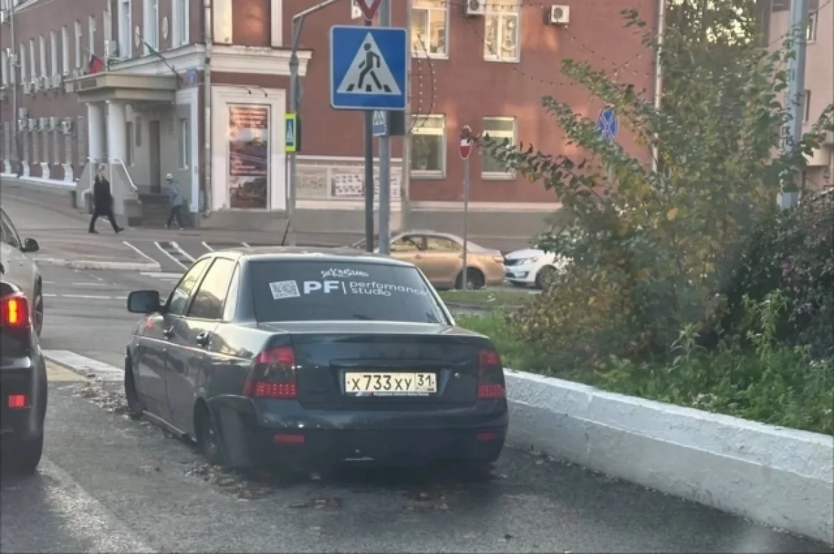 Брошенная «Приора» парализовала движение на перекрёстке в центре Белгорода