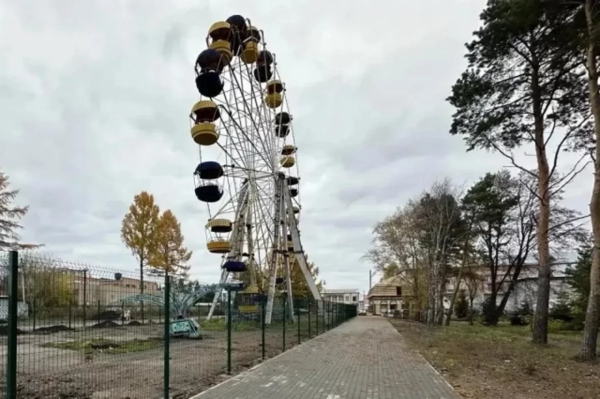 В Омской области дети играли на заброшенном колесе обозрения