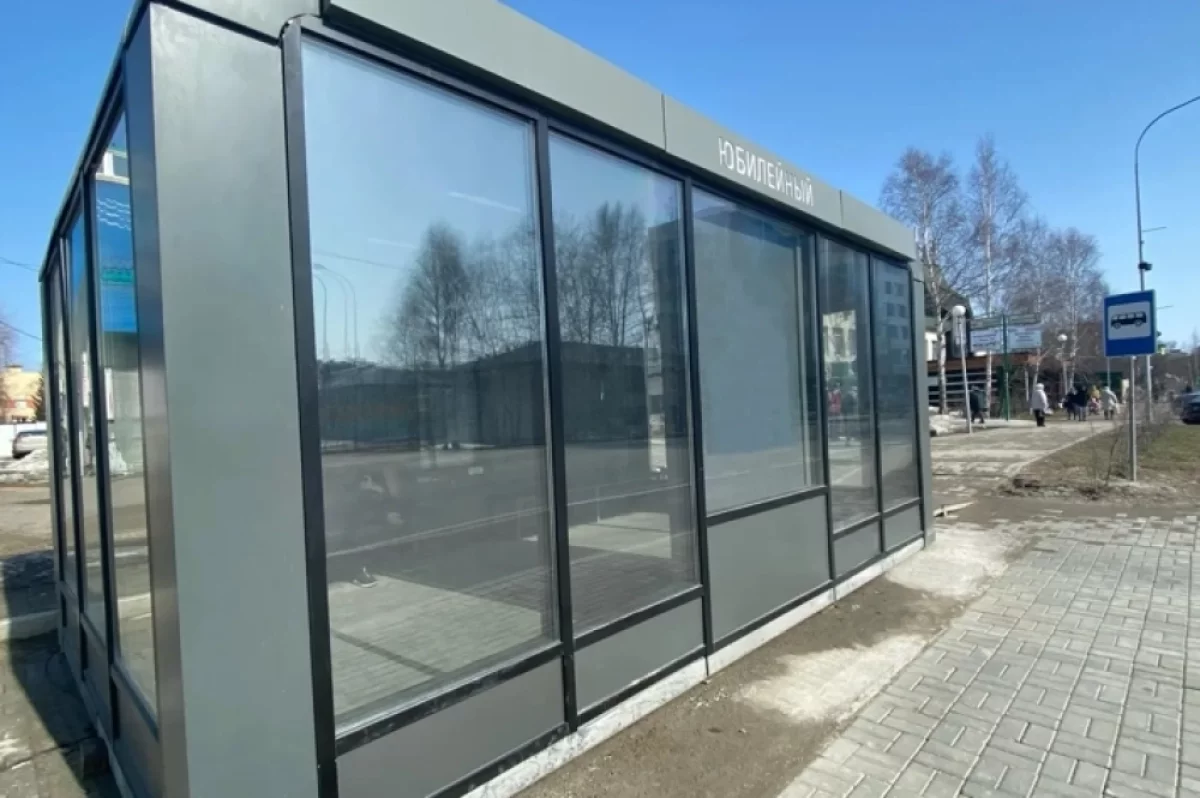 В Ханты‑Мансийске энергетики подключают к электросети две тёплые остановки