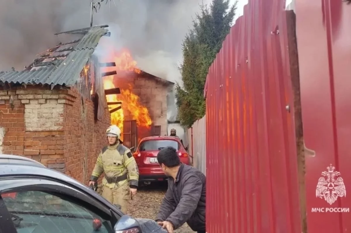 Пожар на улице Ушинского в Туле повредил два дома, гараж и автомобили