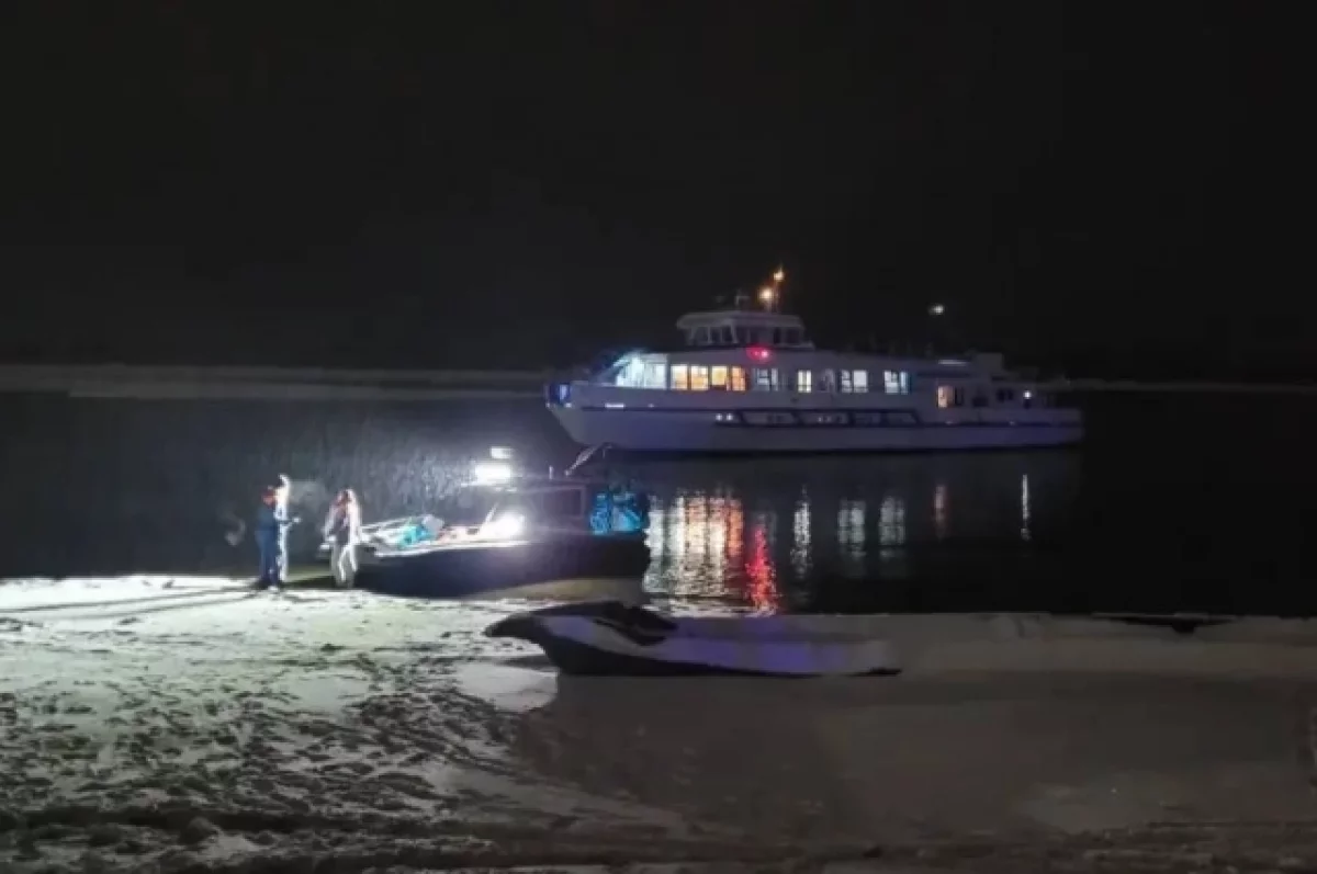 Всех пассажиров севшего на мель теплохода в Якутске доставили на берег